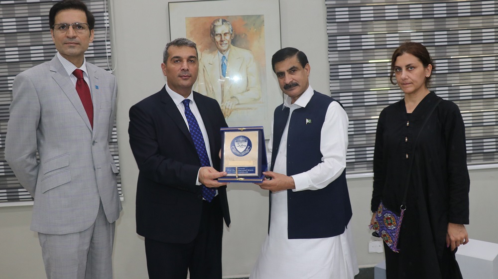 Vice Chancellor Prof Dr Muhammad Idrees presents a souvenir to the ambassador of Azerbaijan to Pakistan H.E Khazar Farhadov upon his visit to the University of Peshawar.