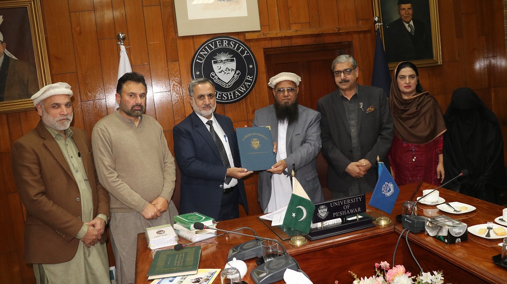 Vice Chancellor Prof. Dr. Muhammad Saleem is exchanging the Memorandum of Understanding with Director of Iqbal Academy, Lahore Dr. Abdul Rauf Rafiqi.