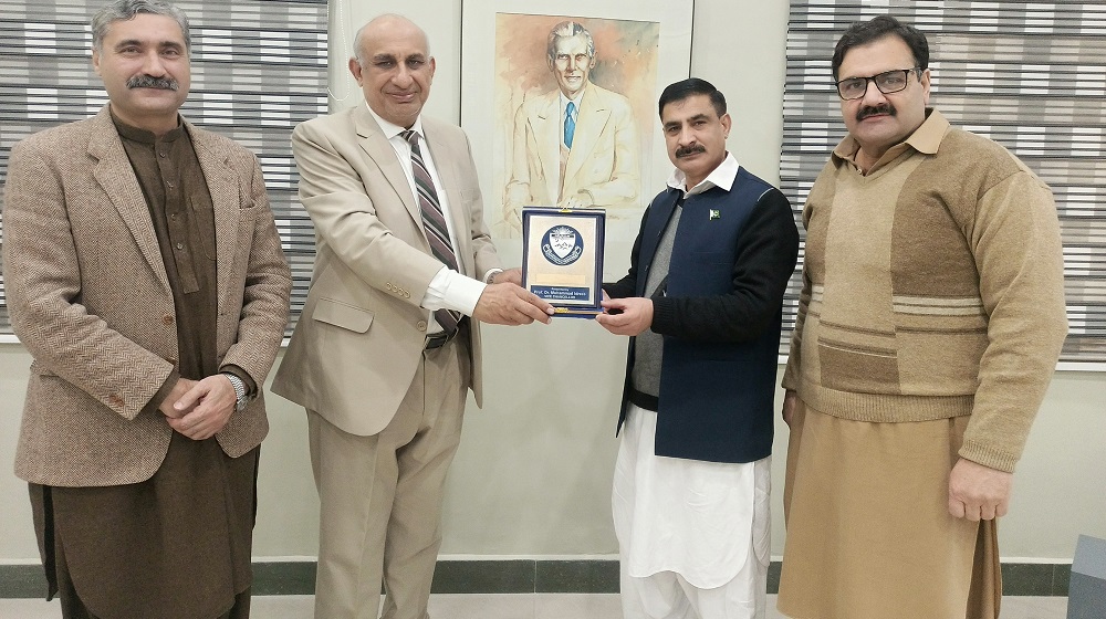 Vice Chancellor Prof Dr Muhammad Idrees presents a souvenir to the Vice Chancellor, University of Technology, Nowshera upon his visit to the UOP.